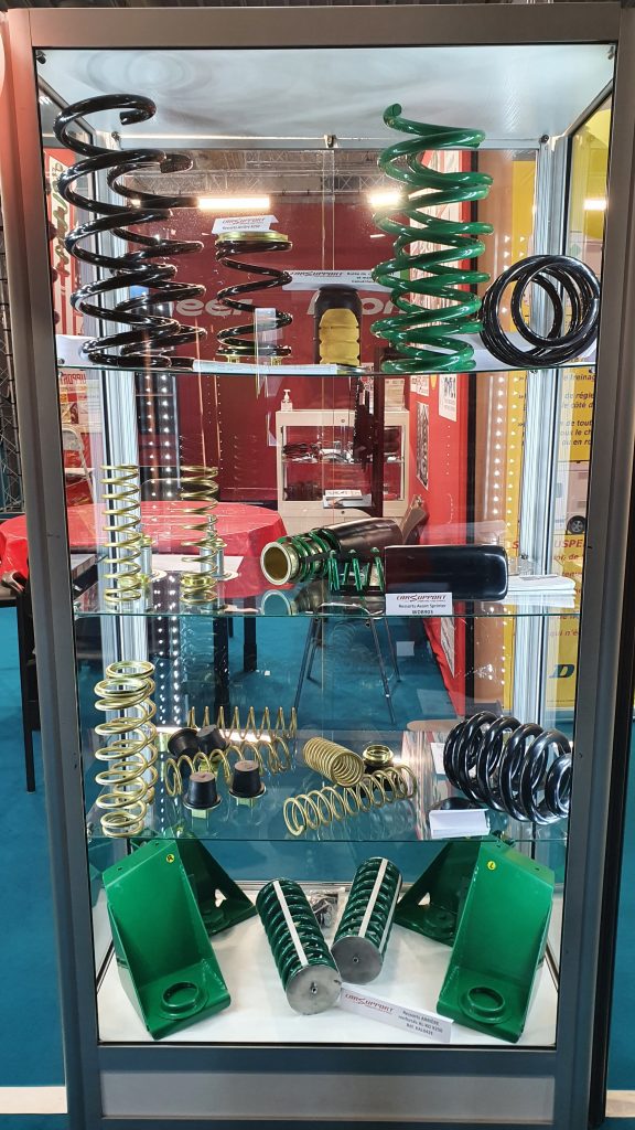 Photo Stand AMI RESEAU 2022 Vehicules loisirs Bourget DUNLOP Suspension pneumatique Camping car Utilitaire 4X4 MAD TOP DRIVE SYSTEM AMPLO VERIN HYDRAULIQUE