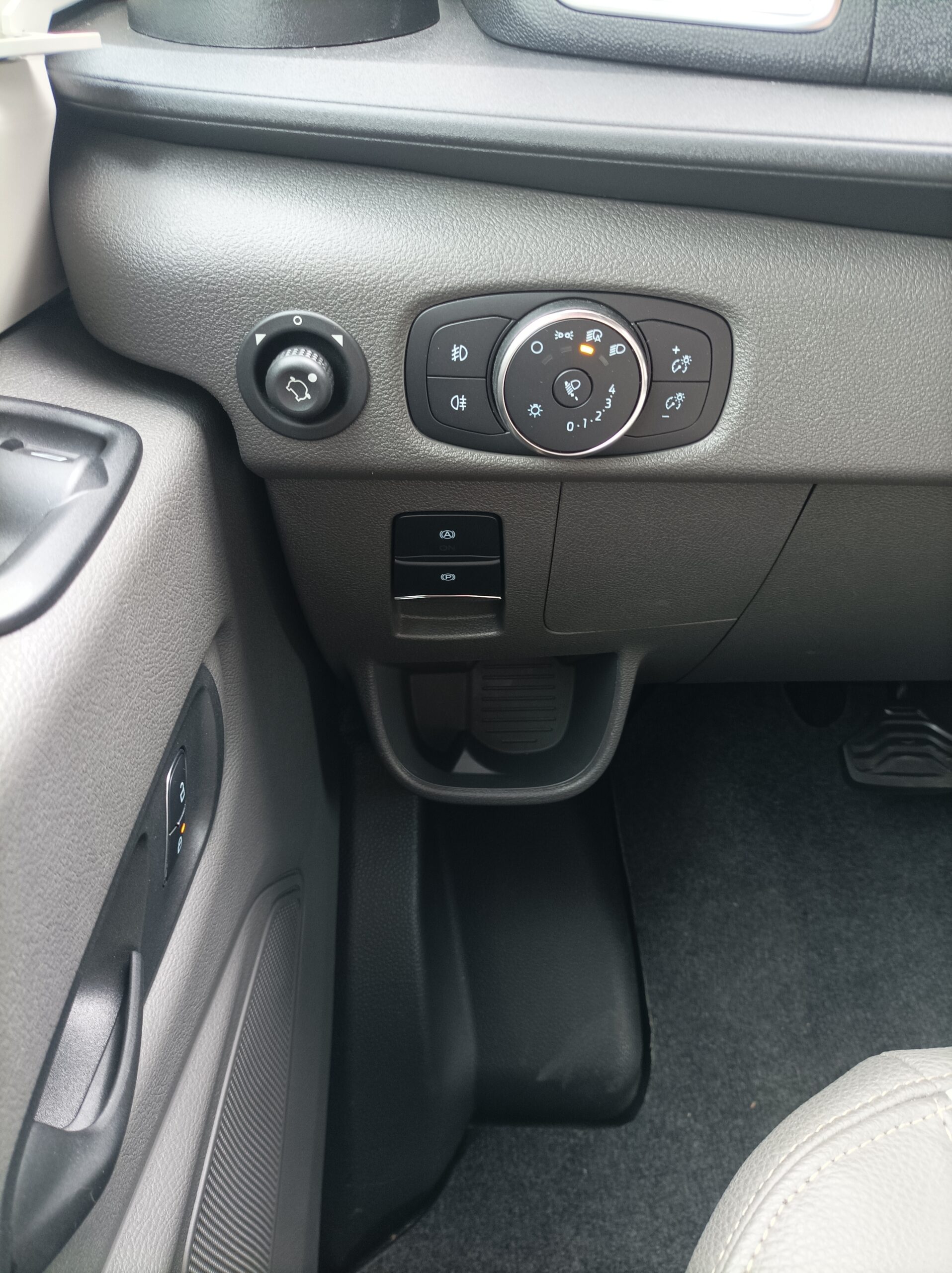 Cette photo présente l'emplacement sur le tableau de bord du nouveau FORD TRANSIT avec frein à main électrique à partir de 2023